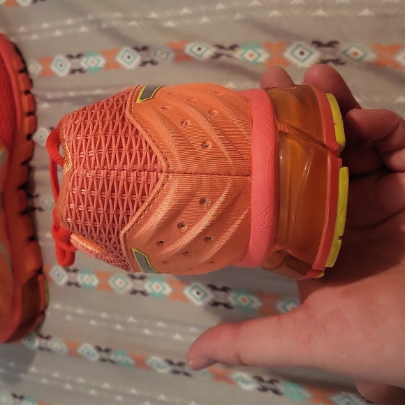 Slightly used Asics size 10 gym shoes - Picture 3 of 6